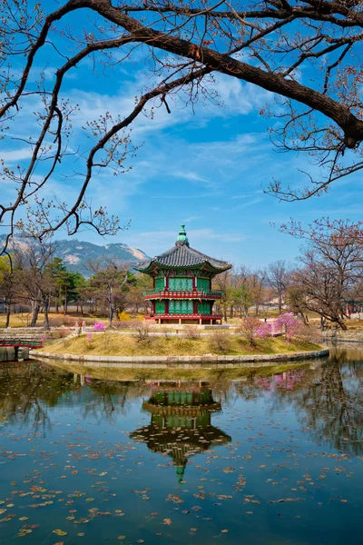 Pabellón Hyangwonjeong, Palacio Gyeongbokgung, Seúl, Corea del Sur — Foto de Stock