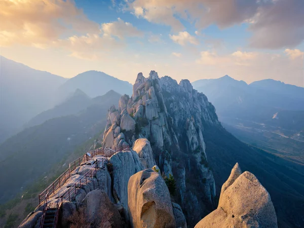 Uitzicht vanaf Ulsanbawi rots piek bij zonsondergang. Nationaal park Seoraksan, Zuid-Corea — Stockfoto