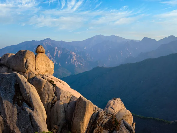 Vista da Ulsanbawi picco roccioso al tramonto. Parco nazionale di Seoraksan, Corea del Sud — Foto Stock