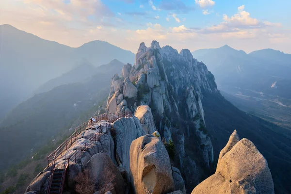 Utsikt från Ulsanbawi bergstopp vid solnedgången. Seoraksan nationalpark, South Corea — Stockfoto