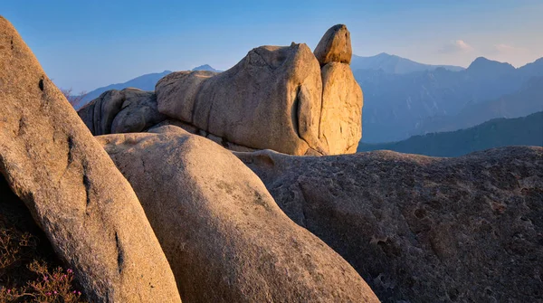 Pohled z vrcholu Ulsanbawi při západu slunce. Národní park Seoraksan, Jižní Corea — Stock fotografie