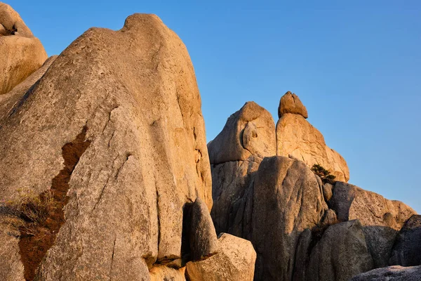 Utsikt från Ulsanbawi bergstopp vid solnedgången. Seoraksan nationalpark, South Corea — Stockfoto