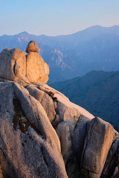 Utsikt från Ulsanbawi bergstopp vid solnedgången. Seoraksan nationalpark, South Corea — Stockfoto