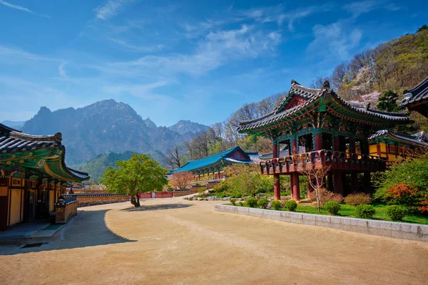 Templo Sinheungsa en el Parque Nacional Seoraksan, Seoraksan, Corea del Sur — Foto de Stock