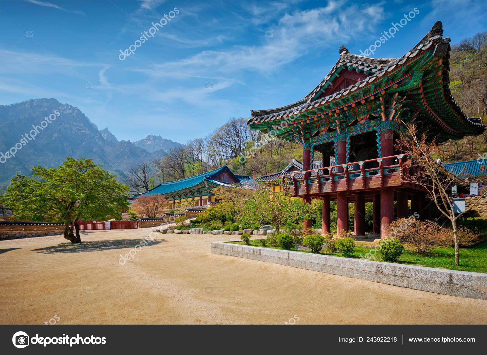 韩国seoraksan 国家公园的sinheungsa 寺庙— 图库照片©DmitryRukhlenko