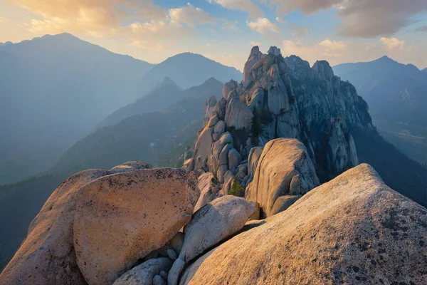 Utsikt från Ulsanbawi bergstopp vid solnedgången. Seoraksan nationalpark, South Corea — Stockfoto