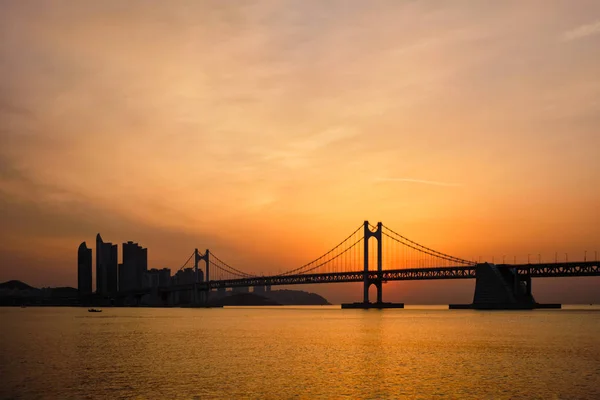 Gwangan моста на схід сонця. Пусан, Південна Корея — стокове фото