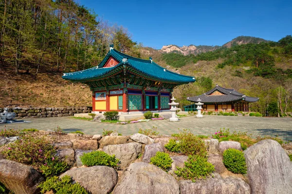 Храм Синхёнса в Национальном парке Сеораксан, Сораксан, Южная Корея — стоковое фото