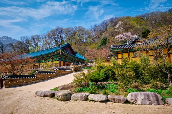 Храм Синхёнса в Национальном парке Сеораксан, Сеораксан, Южная Корея — стоковое фото