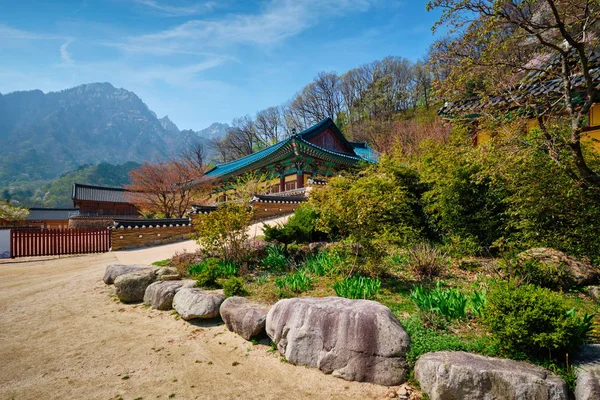 Храм Синхёнса в Национальном парке Сеораксан, Сеораксан, Южная Корея — стоковое фото