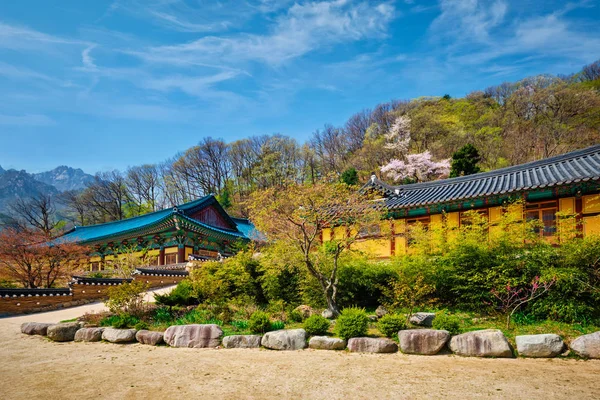 Templo Sinheungsa en el Parque Nacional Seoraksan, Seoraksan, Corea del Sur — Foto de Stock