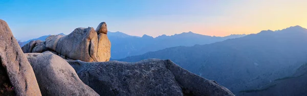 Vista desde el pico de roca de Ulsanbawi al atardecer. Parque Nacional Seoraksan, Corea del Sur —  Fotos de Stock