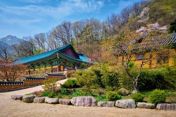 Templo Sinheungsa en el Parque Nacional Seoraksan, Seoraksan, Corea del Sur — Foto de Stock