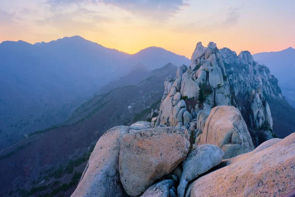 Pohled z vrcholu Ulsanbawi při západu slunce. Národní park Seoraksan, Jižní Corea — Stock fotografie