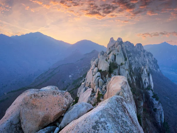 Vista da Ulsanbawi picco roccioso al tramonto. Parco nazionale di Seoraksan, Corea del Sud — Foto Stock