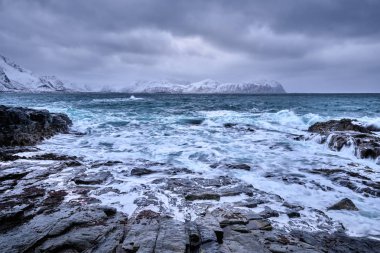 Norveç 'in Lofoten Adaları' nın kayalık sahillerinde Norveç Denizi dalgaları