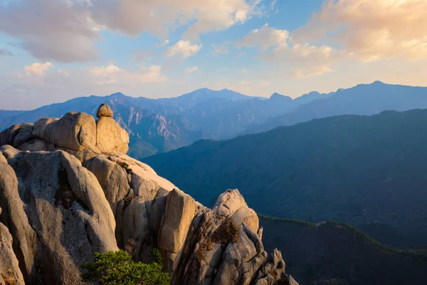 Widok z Ulsanbawi szczyt skalny na zachód słońca. Park Narodowy Seoraksan, południowe Corea — Zdjęcie stockowe