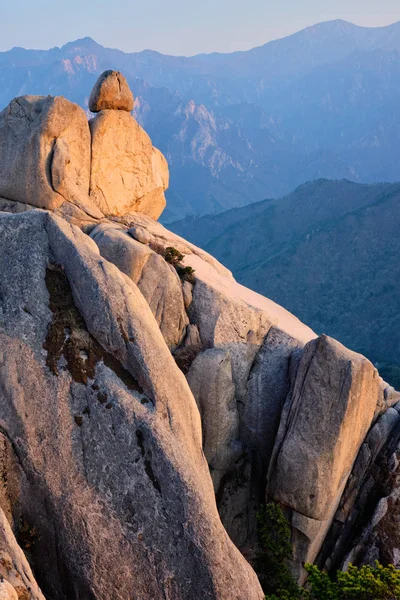 Utsikt från Ulsanbawi bergstopp vid solnedgången. Seoraksan nationalpark, South Corea — Stockfoto