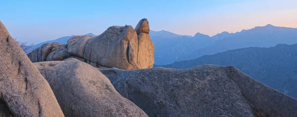 Vista da Ulsanbawi picco roccioso al tramonto. Parco nazionale di Seoraksan, Corea del Sud — Foto Stock