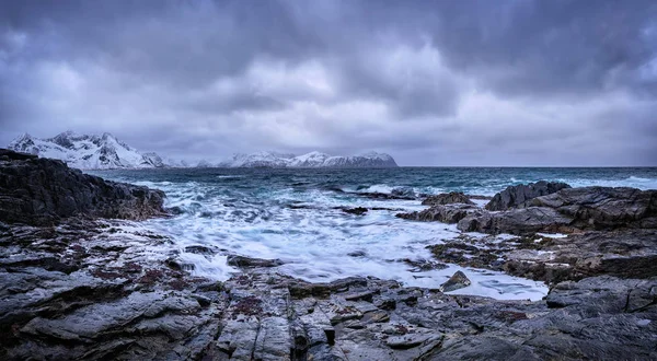 Gelombang Laut Norwegia di pantai berbatu pulau Lofoten, Norwegia — Stok Foto