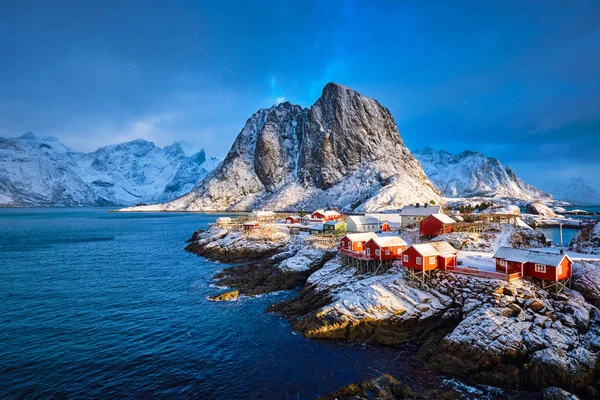 Norveç, Lofoten Adaları 'ndaki Hamnoy balıkçı köyü — Stok fotoğraf