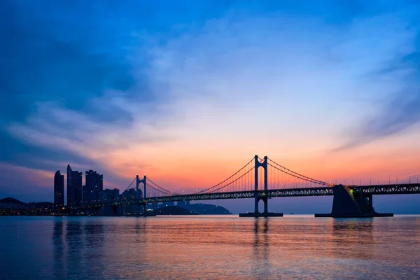 Gwangan Bridge o wschodzie słońca. Busan, Korea Południowa — Zdjęcie stockowe