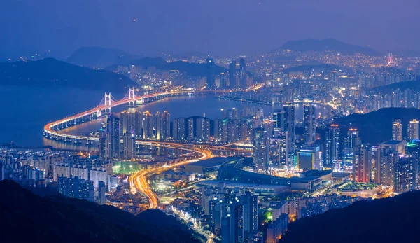 Busan Cityscape Jembatan Gwangan di malam hari — Stok Foto