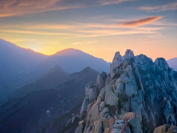 Pohled z vrcholu Ulsanbawi při západu slunce. Národní park Seoraksan, Jižní Corea — Stock fotografie