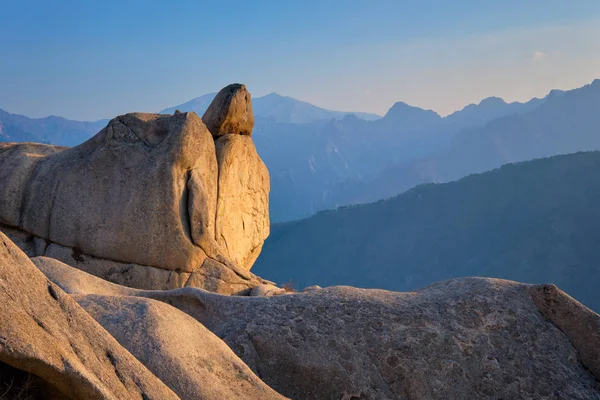 Utsikt från Ulsanbawi bergstopp vid solnedgången. Seoraksan nationalpark, South Corea — Stockfoto