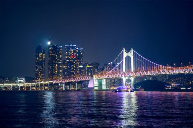Gwangan Köprüsü ve gece gökdelenleri. Busan, Güney Kore