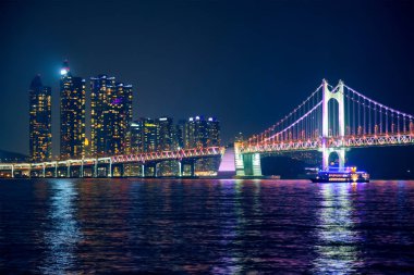 Gwangan Köprüsü ve gece gökdelenleri. Busan, Güney Kore