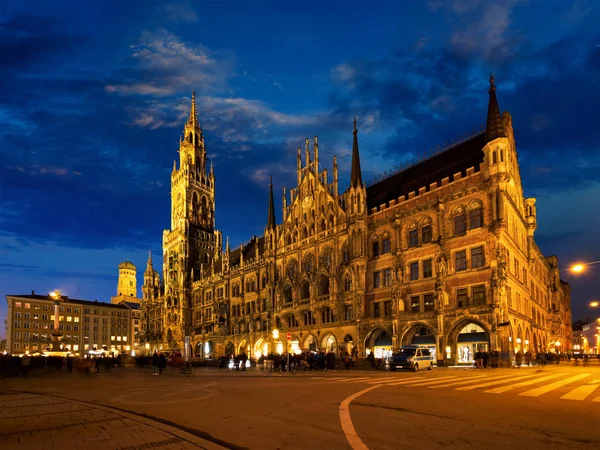 Piazza Marienplatz di notte con New Town Hall Neues Rathaus Monaco di Baviera, Germania — Foto Stock