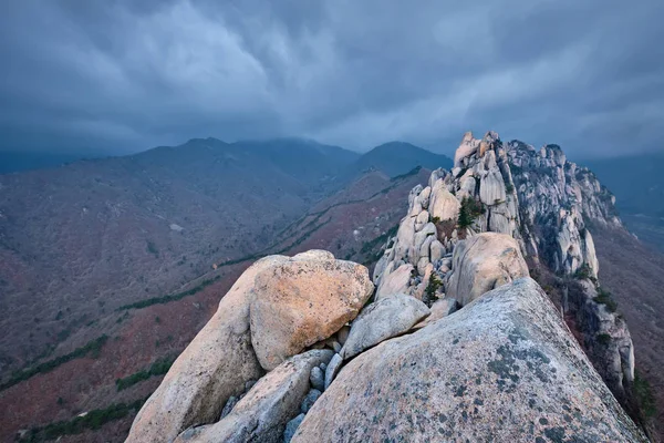 Visa från Ulsanbawi rock peak. Seoraksan National Park, Sydkorea — Stockfoto