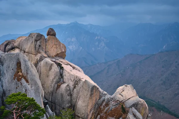 Vista dalla cima rocciosa di Ulsanbawi. Parco nazionale di Seoraksan, Corea del Sud — Foto Stock