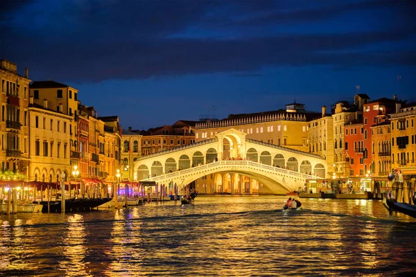 Γέφυρα Ριάλτο Ponte di Rialto πάνω στο μεγάλο κανάλι τη νύχτα στη Βενετία, Ιταλία — Φωτογραφία Αρχείου