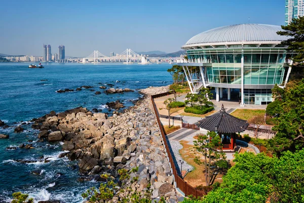 Nurimaru APEC Casa sull'isola di Dongbaek e sul ponte di Gwangan a Busan, Corea del Sud — Foto Stock