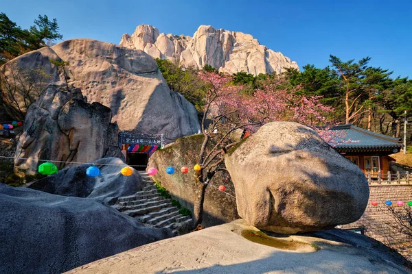 Kyejoam Seokgul poustevna svatyně v Seoroksan park, Jižní Korea — Stock fotografie