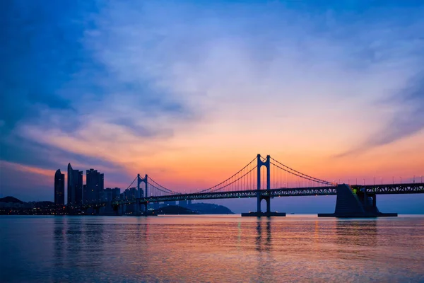 Gwangan most na východ slunce. Pusan, Jižní Korea — Stock fotografie