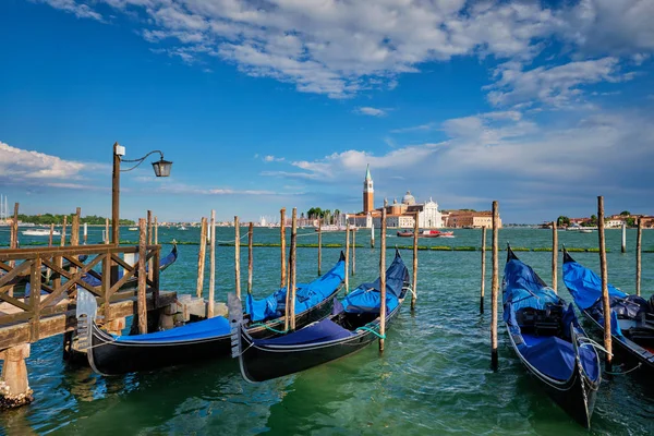 Gondels en in de lagune van Venetië bij San Marco plein. Venetië, Italië — Stockfoto