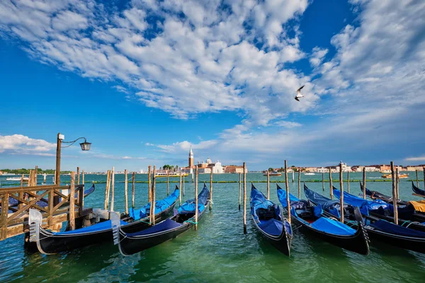 Gondels en in de lagune van Venetië bij San Marco plein. Venetië, Italië — Stockfoto