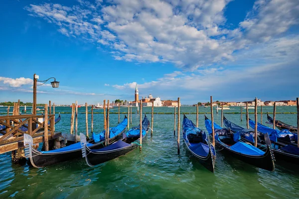 Gondels en in de lagune van Venetië bij San Marco plein. Venetië, Italië — Stockfoto