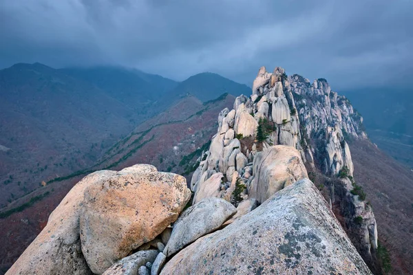 Vista dalla cima rocciosa di Ulsanbawi. Parco nazionale di Seoraksan, Corea del Sud — Foto Stock