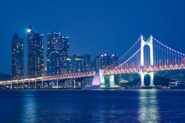 Gwangan Köprüsü ve gece gökdelenleri. Busan, Güney Kore