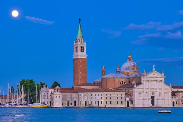 San Giorgio Maggiore Kerk met volle maan. Venetië, Italië — Stockfoto
