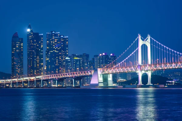 Gwangan Köprüsü ve gece gökdelenleri. Busan, Güney Kore