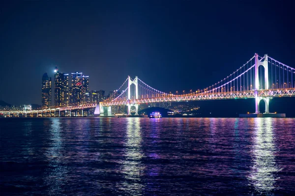 Gwangan híd és felhőkarcolók éjszaka. Busan, Dél-Korea — Stock Fotó
