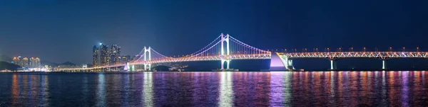 Gwangan Bridge und Wolkenkratzer in der Nacht. Busan, Südkorea — Stockfoto