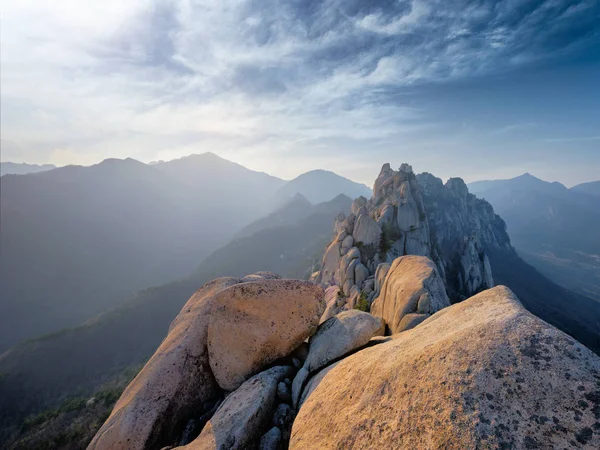 Vue depuis le sommet rocheux d'Ulsanbawi au coucher du soleil. Parc national de Seoraksan, Corée du Sud — Photo