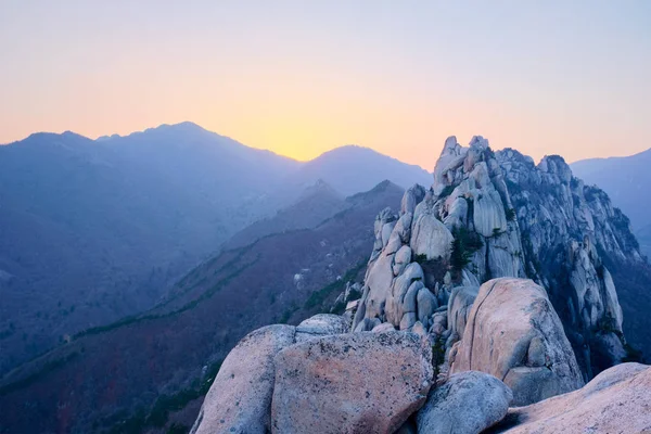 日没のウルサンバウィの岩のピークからの眺め。大韓民国ソラク山国立公園 — ストック写真