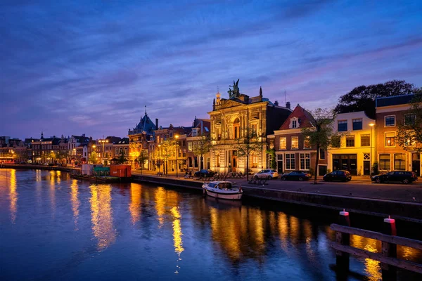 Kanalen och hus på kvällen. Haarlem, Nederländerna — Stockfoto